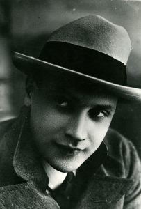 Nežinomas autorius. Juozas Rudzinskas. Portretinė nuotrauka. Kaunas. 1931 m. Lietuvos teatro, muzikos ir kino muziejus. Naudojimo teisės: CC BY-NC-ND. Nuotrauka iš ePaveldo