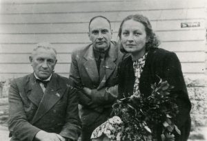 Nežinomas autorius. Pirmieji TSRS Valstybinės premijos laureatai: Borisas Dauguvietis, Juozas Rudzinskas, Galina Jackevičiūtė. Vilnius. 1947 m. Lietuvos teatro, muzikos ir kino muziejus. Naudojimo teisės: CC BY-NC-ND. Nuotrauka iš ePaveldo