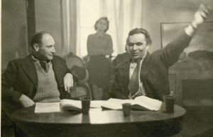 Nežinomas autorius. Režisierius Juozas Rudzinskas ir aktorius Aleksandras Kernagis. Vilnius. Apie 1949 m. Repeticijoje, Vilniaus valstybiniame dramos teatre. Lietuvos teatro, muzikos ir kino muziejus. Naudojimo teisės: CC BY-NC-ND. Nuotrauka iš ePaveldo