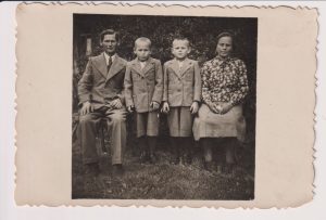 J. Strielkūnas su tėvais ir broliu Algimantu. Apie 1944 m. MLLM F2 24182. Maironio lietuvių literatūros muziejus. Naudojimo teisės: PD. Nuotrauka iš LIMIS
