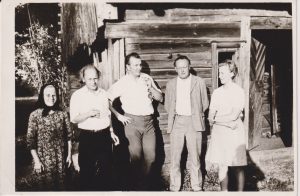 J. Strielkūnas su mama ir bičiuliais tėviškėje. 1973 m. MLLM F3 8955. Maironio lietuvių literatūros muziejus. Naudojimo teisės: PD. Nuotrauka iš LIMIS