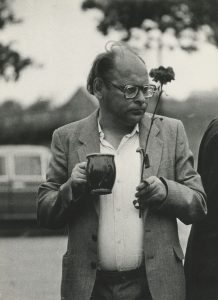 Ona Pajedaitė. Iš rinkinio „Poetai“. Poetas Jonas Strielkūnas poezijos šventėje. 1983 m. Lietuvos fotomenininkų sąjunga. Naudojimo teisės: CC BY-NC-ND. Nuotrauka iš Europeanos
