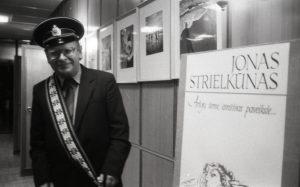 Bernardas Aleknavičius. [Poetas, vertėjas J. Strielkūnas]: [negatyvas]. 1984 m. Klaipėdos apskrities viešoji I. Simonaitytės biblioteka. Naudojimo teisės: CC BY-NC-ND. Nuotrauka iš Europeanos