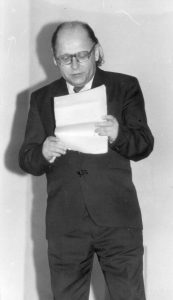 Ona Pajėdaitė. Poetas Jonas Strielkūnas. 1995 m. BKM GEK 23930/8. Biržų krašto muziejus „Sėla“. Naudojimo teisės: PD. Nuotrauka iš LIMIS