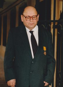 J. Strielkūnas, gavęs Didžiojo Lietuvos kunigaikščio Gedimino ordiną. 1999 m. MLLM F1 24864. Maironio lietuvių literatūros muziejus. Naudojimo teisės: PD. Nuotrauka iš LIMIS