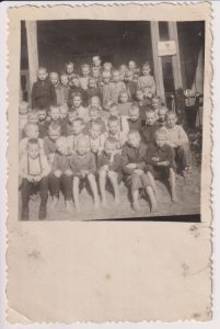 J. Strielkūnas su klasės draugais. Apie 1947 m. MLLM F3 24183. Maironio lietuvių literatūros muziejus. Naudojimo teisės: PD. Nuotrauka iš LIMIS