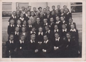 J. Strielkūnas (antroje eilėje nuo viršaus, trečias iš dešinės) su klasiokais ir mokytoju. 1956 m. MLLM F3 24129. Maironio lietuvių literatūros muziejus. Naudojimo teisės: PD. Nuotrauka iš LIMIS