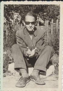 J. Strielkūnas tėviškėje. 1960 m. MLLM F1 24088. Maironio lietuvių literatūros muziejus. Naudojimo teisės: PD. Nuotrauka iš LIMIS
