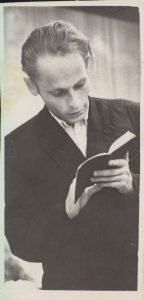 J. Strielkūnas kavinėje „Rūta“ skaito eilėraščius. 1963 m. MLLM F1 24086. Maironio lietuvių literatūros muziejus. Naudojimo teisės: PD. Nuotrauka iš LIMIS