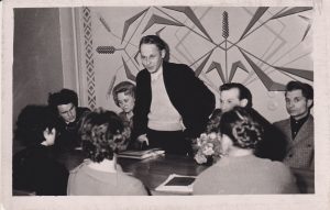 J. Strielkūnas tarp bendradarbių laikraščio „Panevėžio tiesa“ redakcijoje. 1964 m. MLLM F3 16054. Maironio lietuvių literatūros muziejus. Naudojimo teisės: PD. Nuotrauka iš LIMIS
