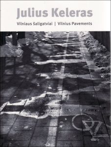 Kelertas, Julius. Vilniaus šaligatviai = Vilnius pavements: 2005–2010. – Vilnius, 2010. Knygos viršelis