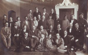 Valstybės operos teatro kolektyvas. Kipras Petrauskas sėdi penktas iš kairės. Kaunas, 1930 m. Kauno miesto muziejus. Naudojimo teisės: PD. Nuotrauka iš Europeanos