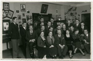 Mejeris Smečechauskas. Kipras Petrauskas su Valstybės teatro dramos trupe. Kaunas, 1937 m. Lietuvos teatro, muzikos ir kino muziejus. Naudojimo teisės: CC BY-NC-ND. Nuotrauka iš Europeanos