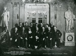 Kipras Petrauskas Milano „La Scala“ teatre su „Kitežo“ pastatymo dalyviais. 1933–1934 m. Lietuvos teatro, muzikos ir kino muziejus. Naudojimo teisės: CC BY-NC-ND. Nuotrauka iš Europeanos
