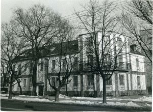 Kauno miesto muziejaus Miko ir Kipro Petrauskų namai. XX a. II p. LTMKM PP-4 389/2. Lietuvos teatro, muzikos ir kino muziejus. Naudojimo teisės: CC BY-NC-ND. Nuotrauka iš LIMIS