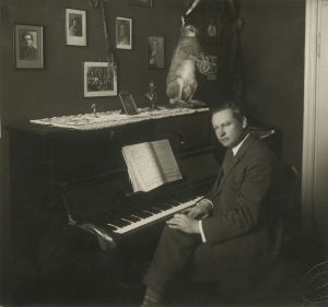 Portretas. Kipras Petrauskas savo namuose. Kaunas, apie 1928 m. Lietuvos teatro, muzikos ir kino muziejus. Naudojimo teisės: CC BY-NC-ND. Nuotrauka iš ePaveldo