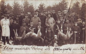 Kipras Petrauskas vilkų medžioklėje Prienų šile, 1931 m. Dainininkas stovi centre, su plačiabryle skrybėle. Kauno miesto muziejus. Naudojimo teisės: PD. Nuotrauka iš Europeanos