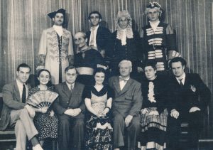 Konservatorijos vokalinio fakulteto studentai po spektaklio. Kipras Petrauskas sėdi pirmoje eilėje penktas iš kairės. 1950 m. KMM F 1061. Kauno miesto muziejus. Naudojimo teisės: CC BY-NC-ND. Nuotrauka iš LIMIS