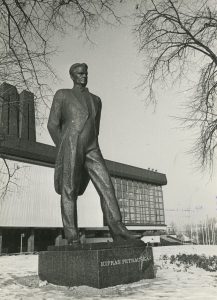 Kipro Petrausko skulptūros nuotrauka. Lietuvos teatro, muzikos ir kino muziejus. Naudojimo teisės: CC BY-NC-ND. Nuotrauka iš ePaveldo
