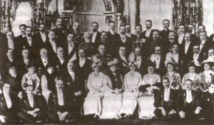 Emilija Vileišienė (antroje eilėje pirma iš kairės) ir Martynas Yčas (paskutinėje eilėje antras iš dešinės) Kunigaikštytės Tatjanos komiteto suvažiavime Peterburge 1915 m. gegužės mėn. Nuotr. iš kn.: Aničas, Jonas. Antanas ir Emilija Vileišiai: gyvenimo ir veiklos bruožai. – Vilnius, 1999, p. 321. Lietuvos nacionalinė Martyno Mažvydo biblioteka. Naudojimo teisės: PD. Prieiga per ePaveldą