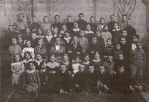Vilniaus lietuvių dviklasė mokykla 1916 m. Trečios eilės viduryje: Emilija Vileišienė, Antanas Vileišis, kun. Vladas Jezukevičius. Nuotr. iš kn.: Aničas, Jonas. Antanas ir Emilija Vileišiai: gyvenimo ir veiklos bruožai. – Vilnius, 1999, p. 279. Lietuvos nacionalinė Martyno Mažvydo biblioteka. Naudojimo teisės: PD. Prieiga per ePaveldą