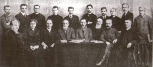 Vilniaus lietuvių komitetas, 1917 m. rugsėjo 18–22 d. sukvietęs Lietuvių konferenciją. Sėdi (iš kairės): kun. J. Kukta, E. Vileišienė, A. Vileišis, J. Basanavičius, A. Smetona, J. Kymantas, D. Malinauskas, kun. J. Stankevičius; stovi: A. Stulginskis, Jankauskas, kun. J. Bakšys, kun. V. Jezukevičius, J. Šernas, A. Žmuidzinavičius, M. Biržiška, kun. J. Dogelis, J. Siemaška, K. Barauskas. Nuotr. iš kn.: Aničas, Jonas. Antanas ir Emilija Vileišiai: gyvenimo ir veiklos bruožai. – Vilnius, 1999, p. 334. Lietuvos nacionalinė Martyno Mažvydo biblioteka. Naudojimo teisės: PD. Prieiga per ePaveldą
