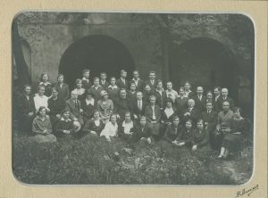 Bronislovas Miedzionis. Vilniaus lietuvių labdarybės d-jos Amatų mokyklos moksleiviai ir mokytojai. II eilėje iš kairės sėdi: 2. Ieva Pakulaitė, 4. Pranas Valteris, Barbora Žižytė, Veronika Alseikienė, Pranas Bieliauskas, 9. mokyklos vedėja Antanina Verkelienė-Matulionienė, Emilija Vileišienė, 14. Ona Ribinskaitė. 1928 m. Lietuvos nacionalinis muziejus. Naudojimo teisės: CC BY-NC-ND. Nuotrauka iš Europeanos