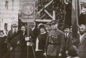 Emilija Vileišienė (viduryje) iškilmingai sutinkant Vytauto Didžiojo paveikslą Pasvalyje 1930 m. rugpjūčio 5 d. Nuotr. iš kn.: Aničas, Jonas. Antanas ir Emilija Vileišiai: gyvenimo ir veiklos bruožai. – Vilnius, 1999, p. 398. Lietuvos nacionalinė Martyno Mažvydo biblioteka. Naudojimo teisės: PD. Prieiga per ePaveldą