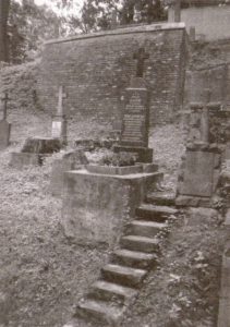 Emilijos Vileišienės ir Jono Jasmonto kapas Vilniaus Rasų kapinėse. Nuotr. iš kn.: Aničas, Jonas. Antanas ir Emilija Vileišiai: gyvenimo ir veiklos bruožai. – Vilnius, 1999, p. 423. Lietuvos nacionalinė Martyno Mažvydo biblioteka. Naudojimo teisės: PD. Prieiga per ePaveldą