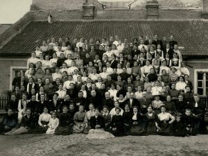Bronislovas Miedzionis. Liaudies mokytojų kursų klausytojos ir dėstytojai. Antroje eilėje iš kairės: 6. Jurgis Januševičius, Teodoras Brazys, Klemensas Maliukevičius, Juozapas Kukta, Emilija Vileišienė, Antanas Vileišis, Valentinas Urbonavičius, 14. Barbora Žižytė. 1908 m. Lietuvos nacionalinis muziejus. Naudojimo teisės: CC BY-NC-ND. Nuotrauka iš Europeanos