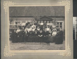 Bronislovas Miedzionis. Liaudies mokytojų kursų klausytojos ir dėstytojai. Pirmoje eilėje iš kairės Sėdi: Jurgis Januševičius, Teodoras Brazys, Antanas Vileišis, Juozapas Kukta, Barbora Žižytė, Emilija Vileišienė, Juozas Kairiūkštis, paskutinis eilėje Klemensas Maliukevičius. 1908 m. Lietuvos nacionalinis muziejus. Naudojimo teisės: CC BY-NC-ND. Nuotrauka iš Europeanos