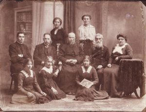 Nežinomas autorius. Vilniaus lietuvių dviklasės mokyklos mokytojų kolektyvas. 1914 m. Pirmoje eilėje iš kairės ant žemės sėdi moksleivės Ratkevičiūtė, Miškinaitė, E. Natkevičaitė. Antroje eilėje sėdi kunigas Pranas Bieliauskas, Antanas Vileišis, kunigas Juozapas Kukta, prof. Juozas Kairiūkštis, Emilija Vileišienė. Trečioje eilėje stovi Klungevičiūtė ir Vladislava Polovinskaitė-Grigaitienė. Kauno miesto muziejus. Naudojimo teisės: PD. Iliustracija iš Europeanos
