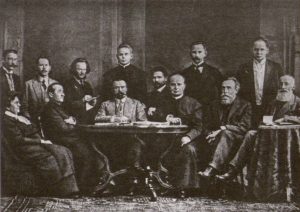 Lietuvių draugijos nukentėjusiems nuo karo šelpti Centro komitetas 1915 m. Pirmoje eilėje (iš kairės): Emilija Vileišienė, kun. Povilas Dogelis, Martynas Yčas, kun. Juozapas Kukta, Jonas Basanavičius, Antanas Kymantas; antroje eilėje: Jokūbas Šernas, Juozas Balčikonis, Stasys Šilingas, kun. Kazimieras Olšauskas, Antanas Žmuidzinavičius, Antanas Smetona, Antanas Vileišis. Nuotr. iš kn.: Aničas, Jonas. Antanas ir Emilija Vileišiai: gyvenimo ir veiklos bruožai. – Vilnius, 1999, p. 315. Lietuvos nacionalinė Martyno Mažvydo biblioteka. Naudojimo teisės: PD. Prieiga per ePaveldą