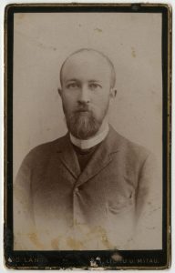 Oswald Lange. Kalbininko, Mintaujos (Jelgavos) gimnazijos mokytojo Jono Jablonskio portretinė fotografija. XIX a. pab. Šiaulių „Aušros“ muziejus. Naudojimo teisės: CC BY-NC-ND. Nuotrauka iš Europeanos