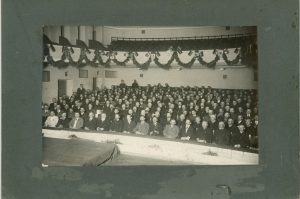 Vilniaus konferencija lenkų Pohuliankos teatre (dabar Vilniaus senasis teatras, J. Basanavičiaus g. 13). Tarp sėdinčių pirmoje eilėje, iš kairės 5-as Jonas Jablonskis. 1917 m. Vytauto Didžiojo karo muziejus. Naudojimo teisės: CC BY-NC-ND. Nuotrauka iš Europeanos
