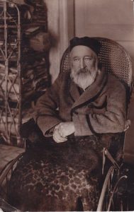 Kalbininkas prof. J. Jablonskis namuose apie 1920–1925 m. Maironio lietuvių literatūros muziejus. Naudojimo teisės: PD. Nuotrauka iš Europeanos