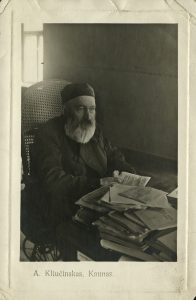 Adomas Kliučinskis. Jono Jablonskio portretas. XX a. pr. ČDM ŽFp 1305. Nacionalinis M. K. Čiurlionio dailės muziejus. Naudojimo teisės: CC BY-NC. Nuotrauka iš LIMIS