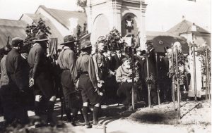 Jonas Šulcas. Jonas Jablonskis su skautais. Apie 1925 m. MLLM GEK 137418. Maironio lietuvių literatūros muziejus. Naudojimo teisės: PD. Nuotrauka iš LIMIS