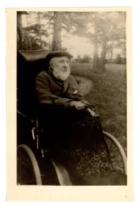 Jono Jablonskio pavienė nuotrauka. Apie 1926 m. Lietuvos nacionalinė Martyno Mažvydo biblioteka. Naudojimo teisės: PD. Nuotrauka iš Europeanos