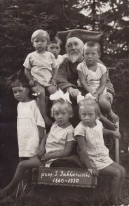 Profesorius, kalbininkas J. Jablonskis su vaikaičiais Palangoje apie 1925–1928 m. Maironio lietuvių literatūros muziejus. Naudojimo teisės: PD. Nuotrauka iš Europeanos