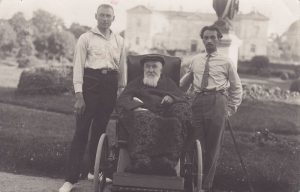 Jonas Jablonskis, Izidorius Kisinas, Vaclovas Rubaževičius Tiškevičių rūmų parke Palangoje, 1929 m. vasarą. Maironio lietuvių literatūros muziejus. Naudojimo teisės: PD. Nuotrauka iš Europeanos