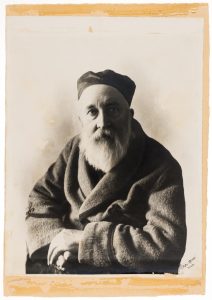 Fotoateljė „Menas“. Kalbininkas Jonas Jablonskis. Portretas. XX a. 3 deš. LNM ATV 6840. Lietuvos nacionalinis muziejus. Naudojimo teisės: CC BY. Nuotrauka iš LIMIS