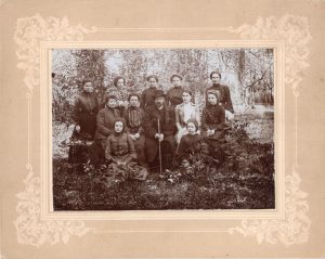 K. Skabeikis. J. Jablonskio lietuvių kalbos grupė. Apie 1903 m. MLLM GEK 139481. Maironio lietuvių literatūros muziejus. Naudojimo teisės: PD. Nuotrauka iš LIMIS