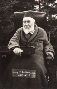 Izidorius Kisinas. Jonas Jablonskis. Apie 1930 m. MLLM F1 1841. Maironio lietuvių literatūros muziejus. Naudojimo teisės: PD. Nuotrauka iš LIMIS