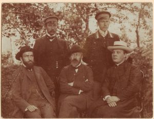 Nežinomas XX a. I p. fotografas. Jonas Jablonskis su kalbininkais Seinuose, 1909 m. Sėdi, iš kairės: Jurgis Šlapelis, Jonas Jablonskis, kun. Juozas Laukaitis; stovi Kaziemieras Būga ir Juozas Balčikonis. Kauno miesto muziejus. Naudojimo teisės: PD. Nuotrauka iš Europeanos