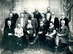 Aleksandras Jurašaitis. Lietuvių mokslo draugijos suvažiavimas. Pirmoje eilėje iš kairės: Jonas Jablonskis, Julija Žymantienė-Žemaitė, Petras Kriaučiūnas, Jonas Basanavičius, Liudvika Didžiulienė, Jonas Dielininkaitis; antroje eilėje iš kairės: Vincas Palukaitis, Antanas Vileišis, Baltramiejus Čepulis, Adomas Sketeris, Gabrielius Landsbergis-Žemkalnis, Jonas Ambrozaitis; trečioje eilėje iš kairės: Juozas Kairiūkštis, Jonas Spudulis, Mečislovas Davainis-Silvestraitis, Mykolas Kuprevičius. 1912 m. VDKM Fa 319. Vytauto Didžiojo karo muziejus. Naudojimo teisės: PD. Nuotrauka iš LIMIS