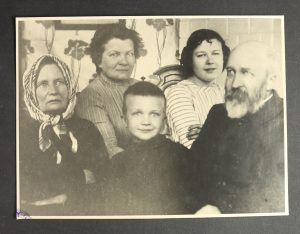Žemaitė su Jablonskių šeima. 1912 m. Lietuvos nacionalinė Martyno Mažvydo biblioteka. Naudojimo teisės: PD. Nuotrauka iš ePaveldo