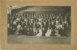 Mokytojų kursai Voroneže. Dėstytojų tarpe: J. Jablonskis, Pr. Mašiotas, S. Čiurlionienė, M. Šikšnys, J. Yčas ir kiti visuomenės švietėjai. 1917 m. Lietuvos švietimo istorijos muziejus. Naudojimo teisės: CC BY. Nuotrauka iš Europeanos