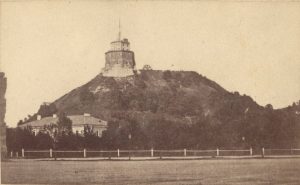 Albertas Sveikovskis. Pilies kalnas. XIX a. 8 deš. Lietuvos nacionalinis dailės muziejus. Naudojimo teisės: CC BY-NC-ND. Nuotrauka iš Europeanos