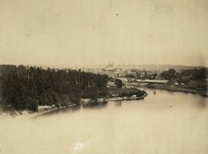 Albertas Sveikovskis. Panorama su Šv. Jokūbo ir Pilypo bažnyčia. 1860–1865 m. Lietuvos nacionalinis dailės muziejus. Naudojimo teisės: CC BY-NC-ND. Nuotrauka iš Europeanos